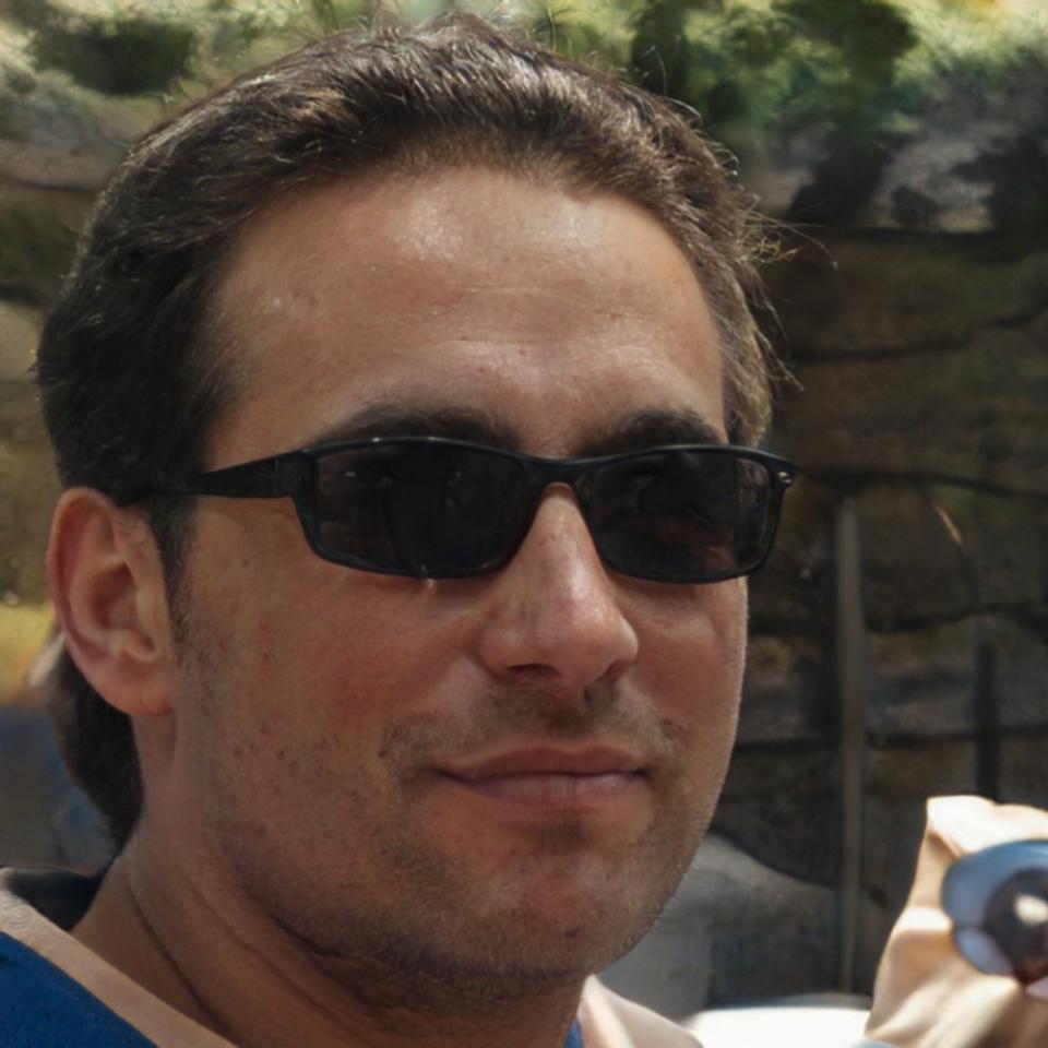 Portrait d'un investisseur satisfait partageant son expérience