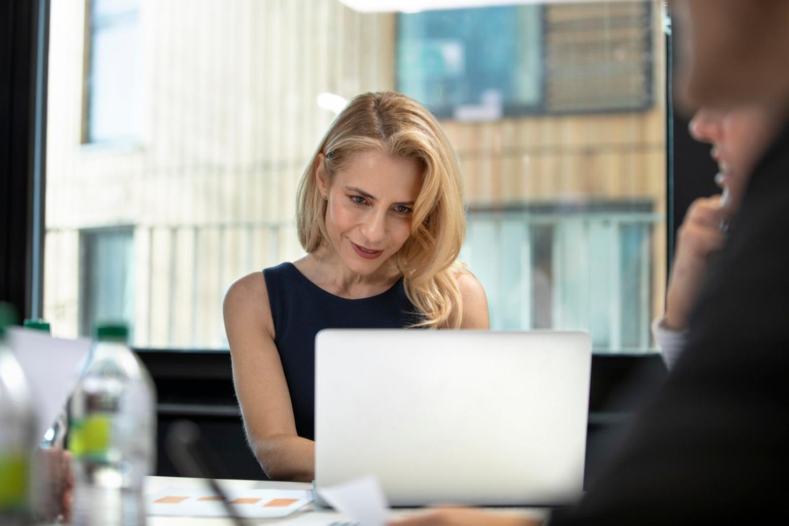 Session d'analyse de données financières en groupe